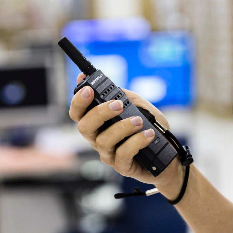Person holding the Motorola SL1600